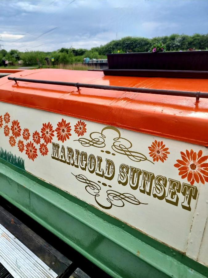 New 2022! Fixed Stay Characterful Narrowboat At The Kelpies, Marigold Sunset フォルカーク エクステリア 写真